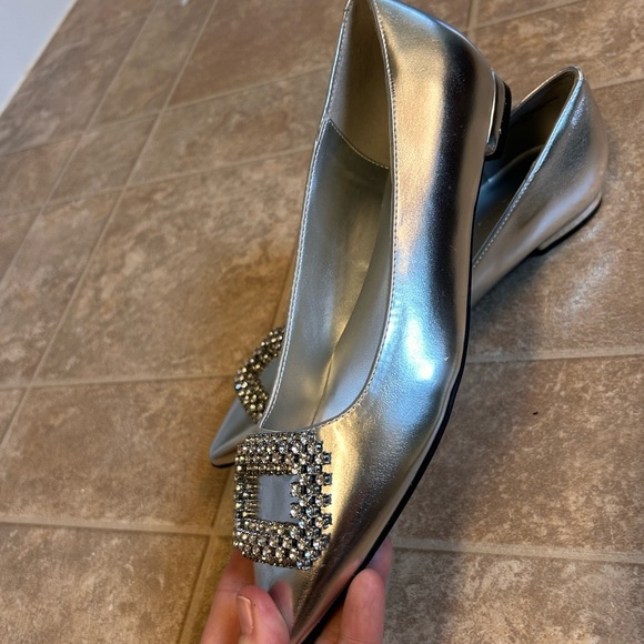 Nine West metallic silver flats w/ crystal embellishments. Sz 8 - Picture 2 of 8
